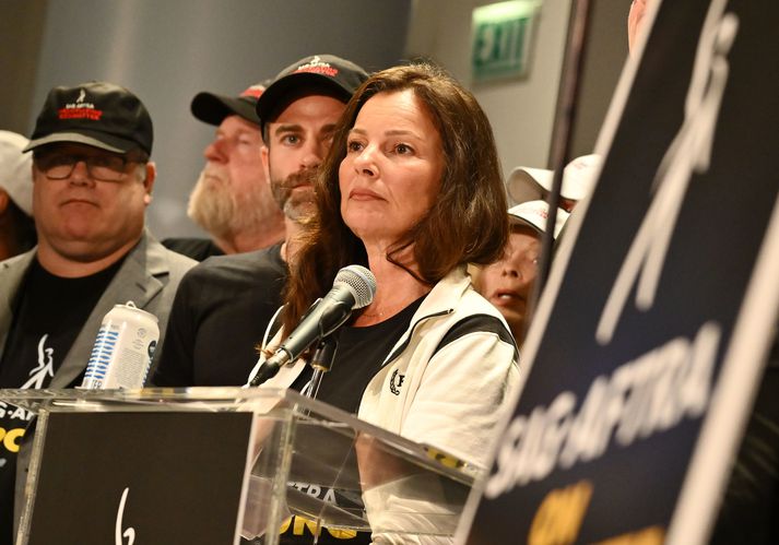 Formaður stéttarfélagsins Fran Drescher á blaðamannafundi þar sem tilkynnt var um verkfallið.