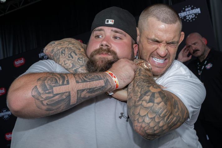 Dustin Poirier bregður á leik með aðdáanda á UFC Freedom 250-bardagakvöldinu í Hvíta húsinu.