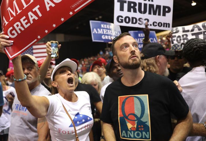 Í lok árs 2017 og byrjun 2018 hófu fylgjendur QAnon að mæta á kosningafundi Donalds Trump sem gaf þeim undir fótinn án þess að styðja þá beint.