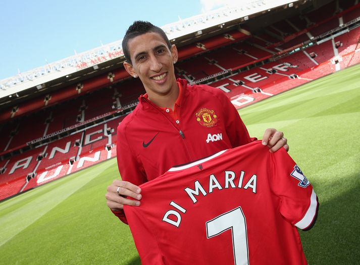 Di María brosti breitt þegar hann var kynntur sem nýr leikmaður United sumarið 2014.