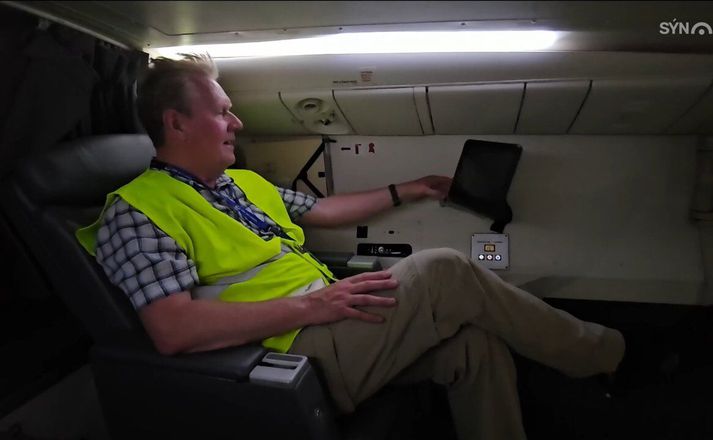 Slakað á í hvíldarherbergi áhafna uppi í rjáfri Boeing 777-þotu Air Atlanta. Fyrir neðan er farþegarýmið.