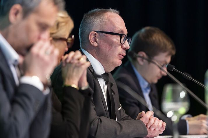 Nicolas Feraud bæjarstjóri auk bæjarstjórnar Crans-Montana sat fyrir svörum vegna hins hörmulega eldsvoða.