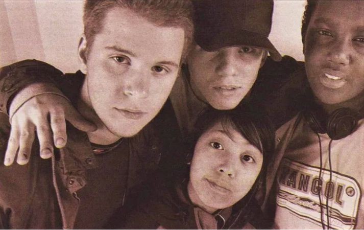 Hljómsveitina skipa þau Karl Kristján Davíðsson, eða Kalli Youze, Magnús Jónsson eða Gnúsi Yones, Ragna Kjartansdóttir eða Cell 7og Frew Elfineh Taha eða Black Fist. 