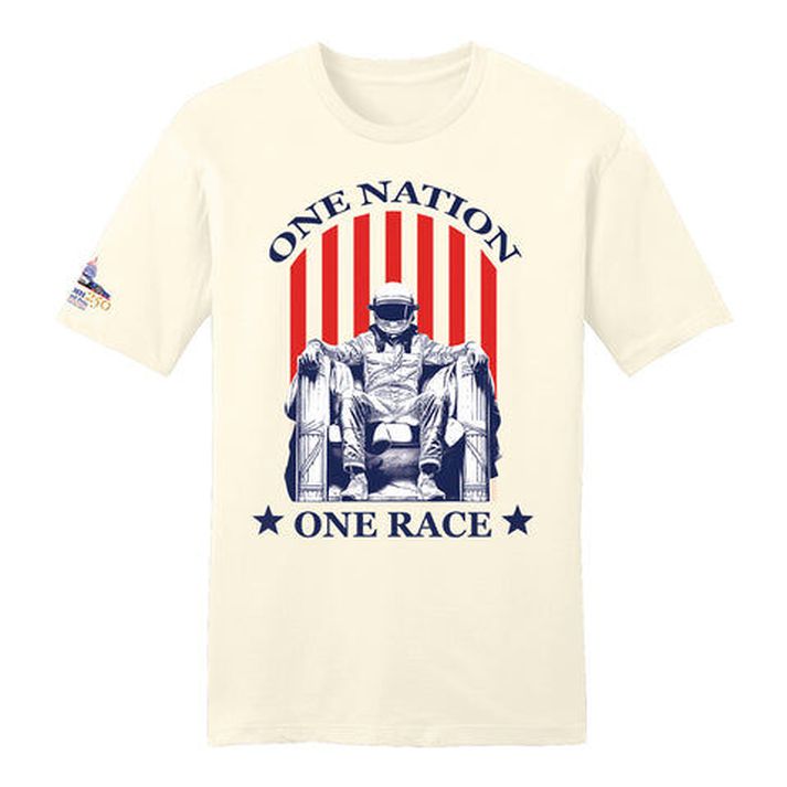 Bolurinn sem Indycar setti í sölu með slagorðinu „One nation, one race“ sem getur bæði þýtt „Ein þjóð, ein keppni“ og „Ein þjóð, einn kynþáttur“.