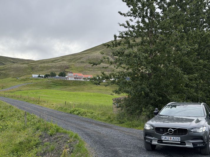 Ómerktum lögreglubíl hefur verið lagt við heimreiðina að búinu og aðkomandi neitað um aðgengi.