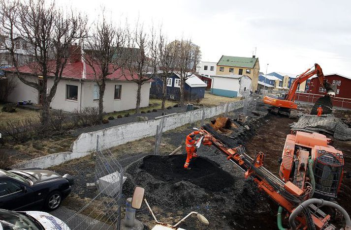 Sprengt í bakgarðinum. Hús Svanlaugar Rósar Ásgeirsdóttur er í sex metra fjarlægð frá þeim stað þar sem sprengt var fyrir bílakjallara fjölbýlishúss á Lýsisreitnum.
