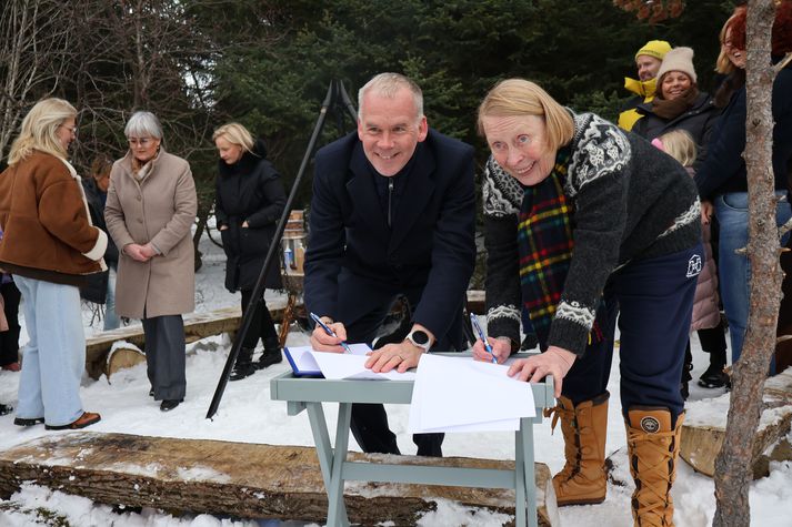 Samningurinn var undirritaður við athöfn utandyra, í trjálundinum við Barnaskóla Hjallastefnunnar.