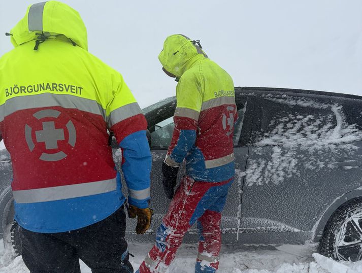 Björgunarsveitarmenn að störfum á Sandskeiði undir kvöld.