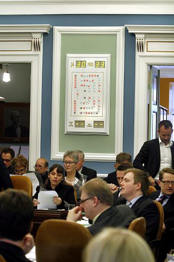 Tillaga um þjóðaratkvæðagreiðslu um Icesave-samningana var felld á þingi með 33 atkvæðum gegn 30. Þriðja útgáfa af samningi í deilu Íslendinga við Breta og Hollendinga bíður staðfestingar forseta Íslands.Fréttablaðið/gva