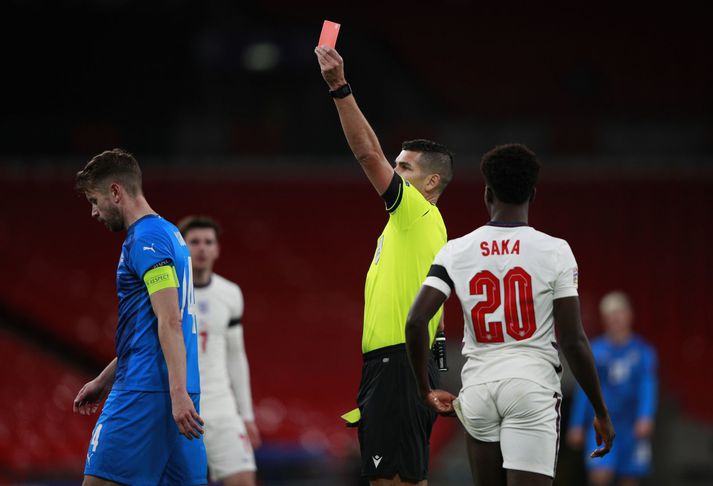 Portúgalski dómarinn Fabio Jose Costa Verissimo lyfti hér rauða spjaldinu á Wembley í gær. Birkir Már Sævarsson var sendur í sturtu en á myndinni er fyrirliðinn Kári Árnason.