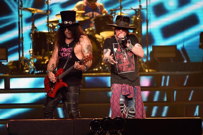 Gítargoðsögnin Slash og leðurbarkinn Axl Rose á tónleikum í Madison Square Garden í fyrra. Þeir koma fram á Laugardalsvelli á þriðjudag í úrhellisrigningu, samkvæmt veðurspám.