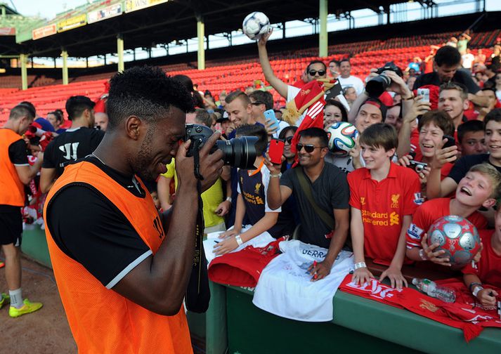 Daniel Sturridge bregður á leik með aðdáendum Liverpool í Boston.