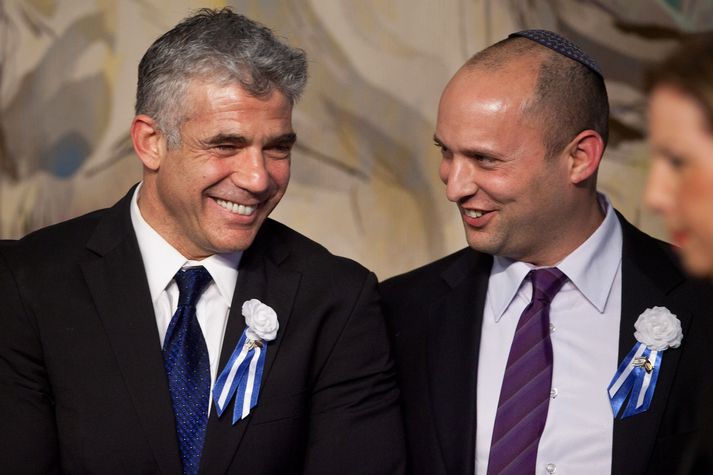 Yair Lapid (t.v.), formaður Yesh Atid flokksins, og Naftali Bennett, formaður Yamina, keppast nú við að komast að samkomulagi um að mynda nýja ríkisstjórn. 