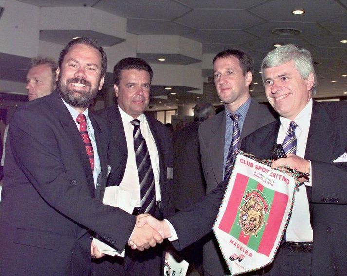 Ridale lengst til hægri þegar hann stjórnaði málum á Elland Road