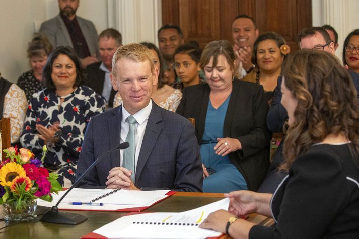 Chris Hipkins var settur í embættið af landsstjóranum lafði Cindy Kiro í höfuðborginni Wellington.