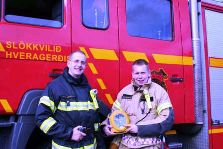 Til hægri er Steinar Rafn Garðasson, formaður Brunavarðafélags Slökkviliðs Hveragerðis og til vinstri Lárus Kristinn Guðmundsson, slökkviliðs og sjúkraflutningsmaður.