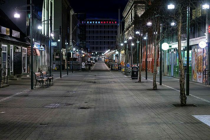 Í dóminum eru heiti hinna ýmsu skemmtistaða og verslana við Austurstræti talin upp.