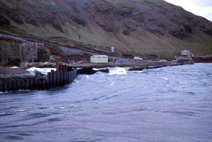 Þingvallavatn flæðir hér í gegnum rofið varnarþil og ofan í aðrennslisgöngin.