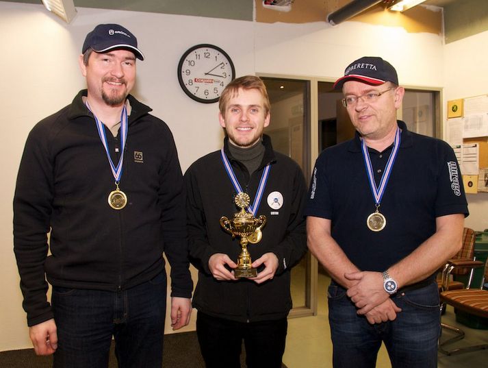 Þorsteinn Guðjónsson, Ásgeir Sigurgeirsson og Guðmundur Gíslason úr A-sveit Skotfélags Reykjavíkur unnu liðakeppni í loftskambyssu karla.