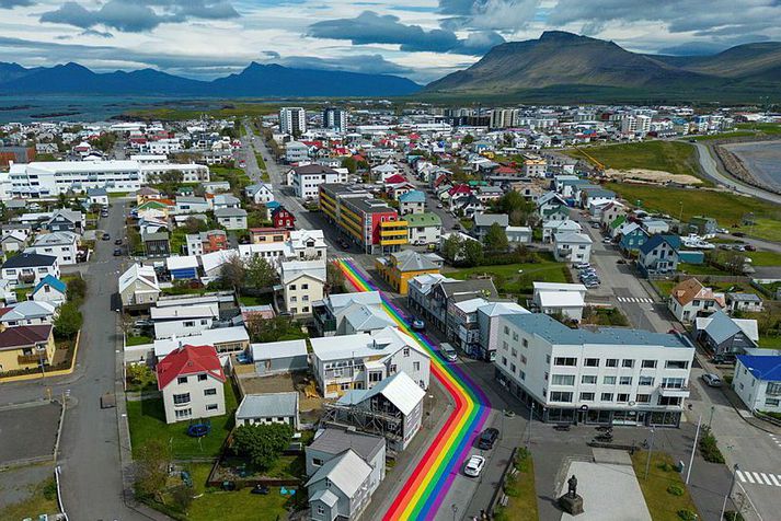 Samkvæmt ákærunni er maðurinn með lögheimili á Akranesi.