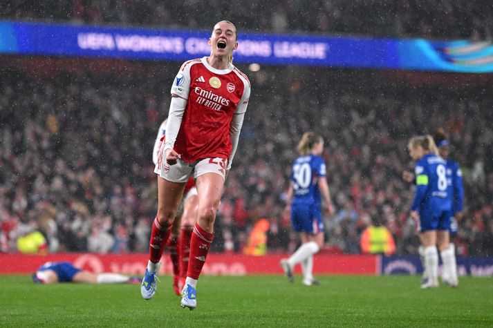 Alessia Russo fagnar þriðja marki Arsenal í kvöld en það skildi endanlega á milli liðanna.