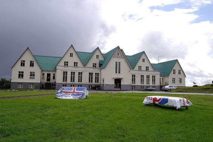 Hús gamla Héraðsskólans á Laugarvatni Búið er að gera upp húsið, sem var farið að láta á sjá eins og þessi mynd ber með sér, en það þarf víst að taka til í kerfinu svo það komist í gagnið.fréttablaðið/völundur