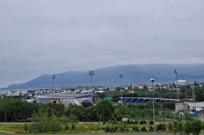 Esjan sést betur í dag en í gær. Það mun þó sennilega breytast.