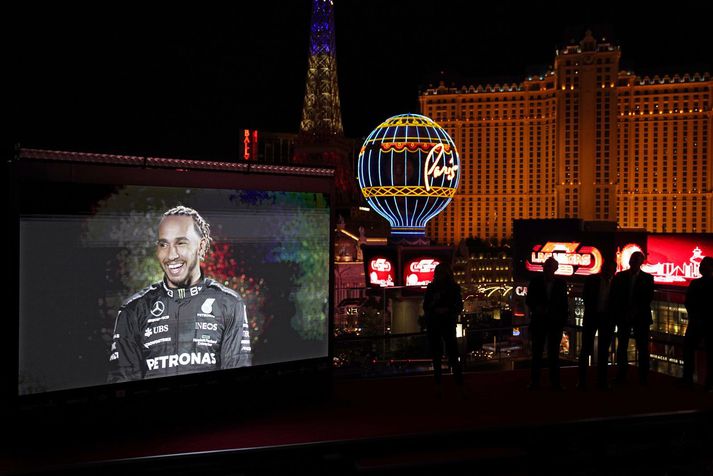 Mynd af Lewis Hamilton varpað upp á stóran skjá í Las Vegas í tilefni af kynningarfundi fyirr nýju formúlu keppnina í borginni.