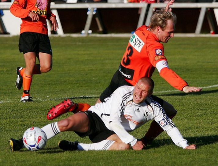 Allan Dyring í leik með FH gegn Fylki sumarið 2006 en hann lék með báðum þessum félögum hér á landi.