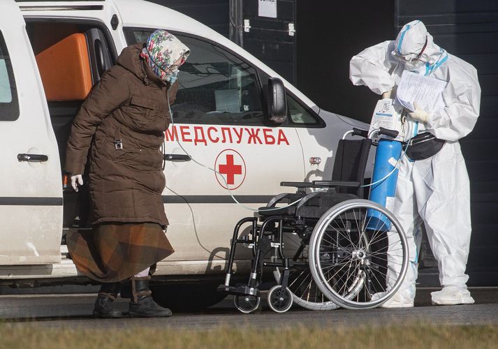 Heilbrigðisstarfsmenn í Moskvu flytja konu á sjúkrahús.