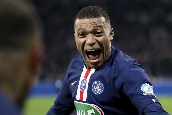 Kylian Mbappe fagnar marki með Paris Saint Germain.