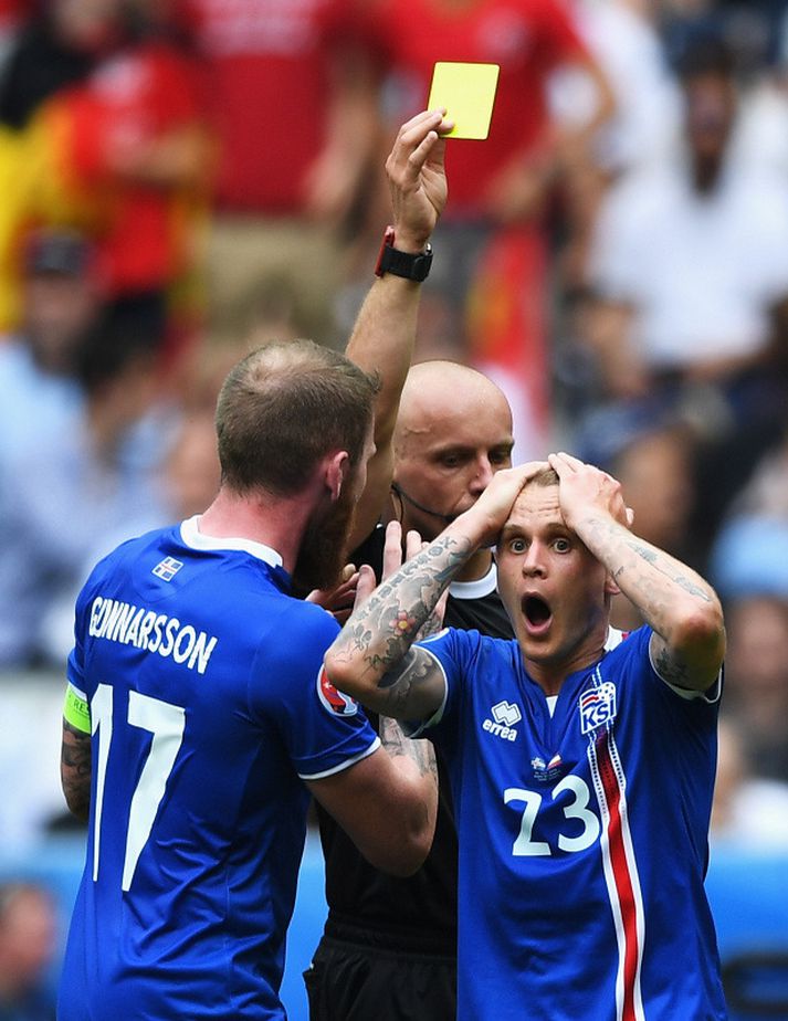 Ari Freyr Skúlason var ekki sáttur við sitt gula spjald.