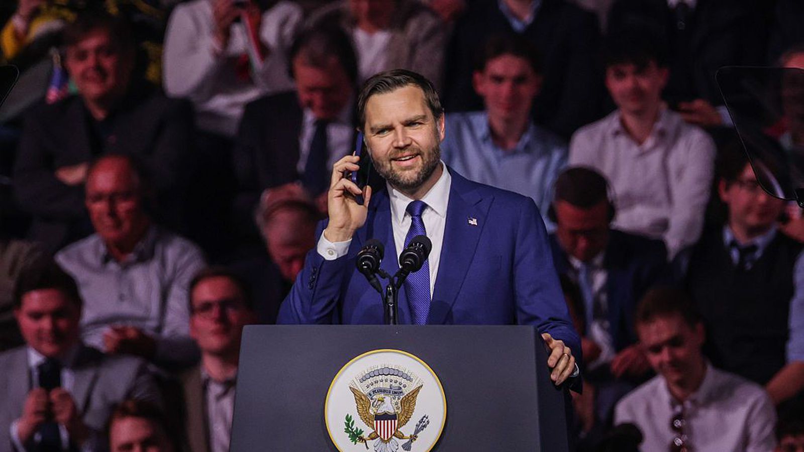 Vance sakar ESB um kosningaafskipti á kosninga­fundi með Orbán