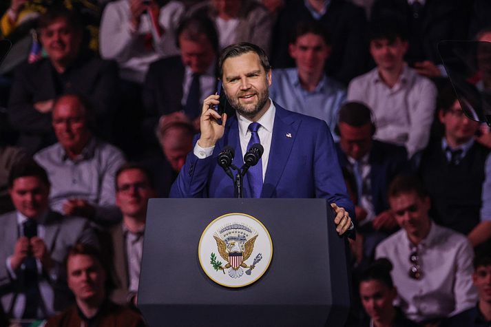 Vance hringdi í Trump úr pontu, en forsetinn var fastur vestanhafs við það að hóta Írönum gjöreyðingu.