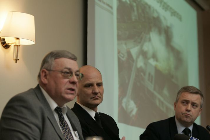 Magnús Sædal er hér lengst til vinstri ásamt þeim Jóni Viðari Matthíassyni slökkviliðsstjóra og Birni Karlssyni brunamálastjóra.