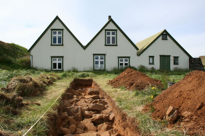 Hér má sjá einn af könnunarskurðunum. Víst er að skurðirnir geta og hafa nú þegar sagt okkur ýmislegt um sögu bæjarstæðis Árbæjar.