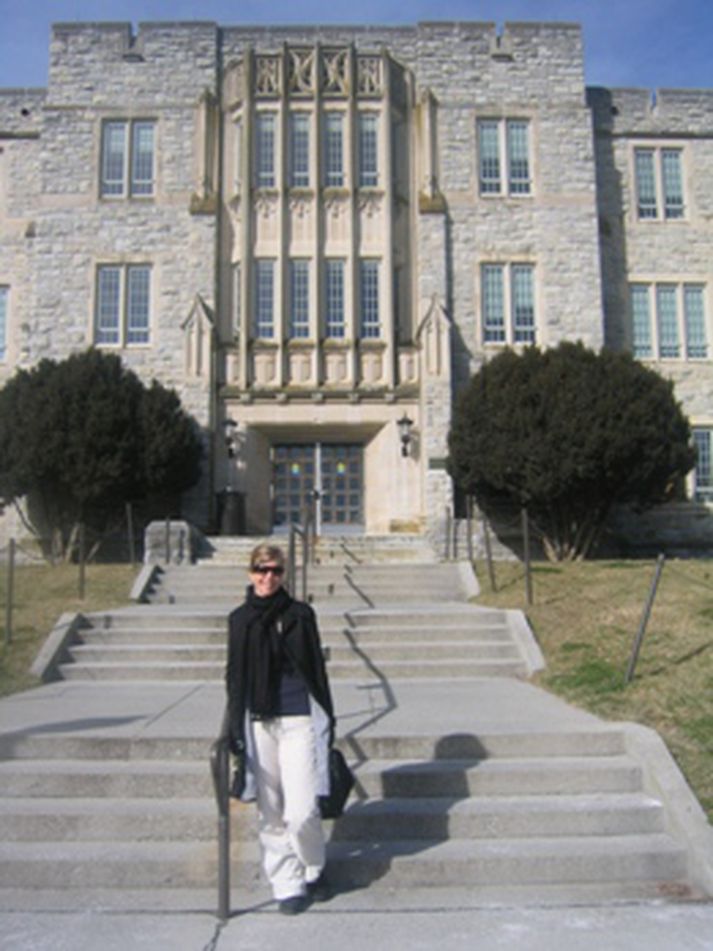 Dagmar Kristín fyrir framan Virginia Tech háskólan í Blacksburg.