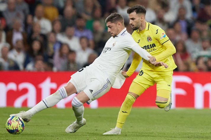 Federico Valverde og Alex Baena í baráttu um boltann í Madrid á laugardaginn. Valverde er sakaður um að hafa ráðist á Baena eftir leikinn.