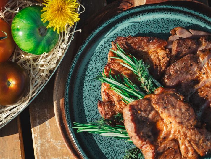 Ali býður upp úrval klassískra grillrétta og nýjar spennandi bragðsamsetningar sem sækja innblástur víða að úr heiminum. 