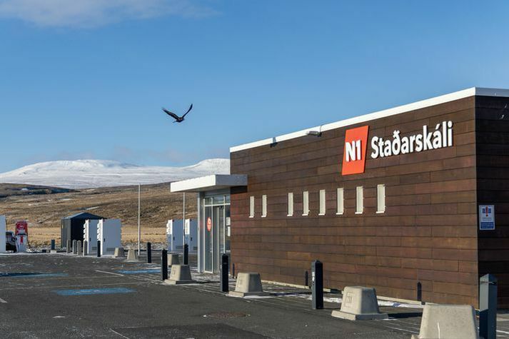 Staðarskáli er vinsæll áningarstaður þeirra sem leggja land undir fót. Oft nýtir fólk tækifærið til að rétta aðeins úr sér, kaupa hressingu, og taka eldsneyti.