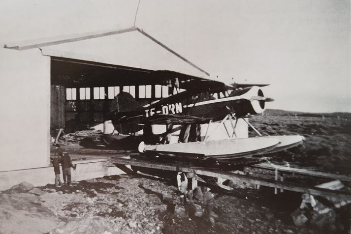 TF-ÖRN við sjóflugskýlið í Skerjafirði fyrir tíma Reykjavíkurflugvallar en vélinni var rennt á teinum út í sjó. Flugfélag Akureyrar, síðar Flugfélag Íslands, byggði skýlið yfir TF-ÖRN, sem Icelandair telur fyrstu flugvél félagsins. Myndin er úr bók Arngríms Sigurðssonar, Annálar íslenskra flugmála 1936-1938, sem Íslenska flugsögufélagið gaf út. Haukur Claessen, síðar varaflugmálastjóri, tók ljósmyndina.