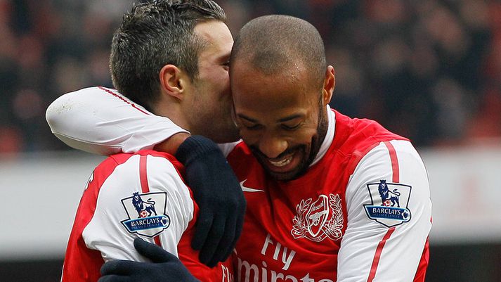 Thierry Henry fagnar marki sínu með Robin Van Persie.