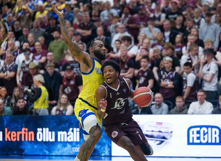 Dedrick Basile í baráttu við Deandre Kane.