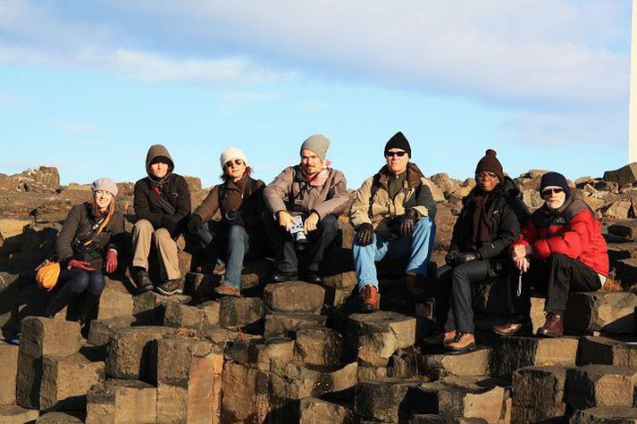 Hluti októberhópsins í Nes listamiðstöð var hristur saman með skoðunarferð í Kálfhamarsvík á þriðjudaginn. Mynd/María Markovic