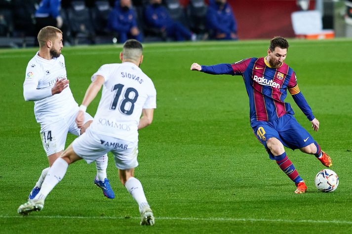 Lionel Messi tekur í gikkinn og skorar fyrsta mark Barcelona gegn Huesca.