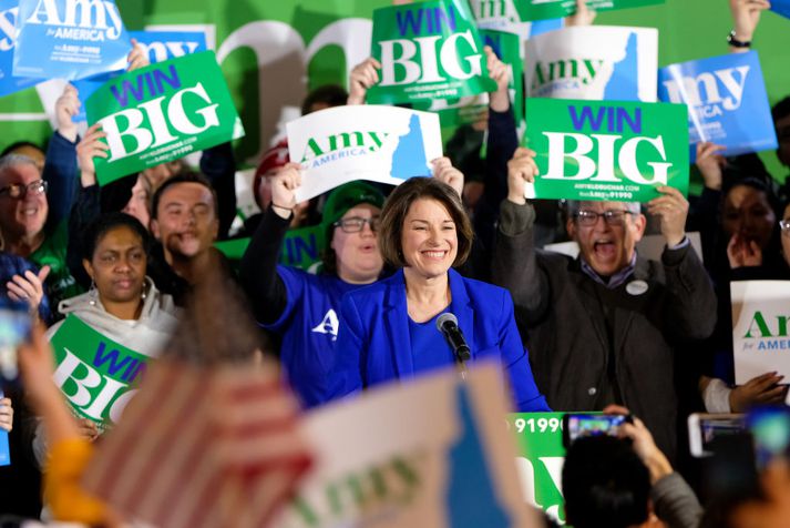 Amy Klobuchar sést hér umkringd stuðningsmönnum sínum eftir forvalið í New Hampshire í febrúar.