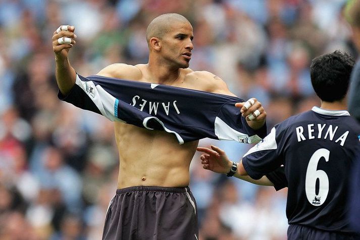 David James hætti að vera markvörður Manchester City og skiptir bæði um stöðu og treyju þegar Stuart Pearce sendir hann fram í sóknina í leik Manchester City og Middlesbrough.