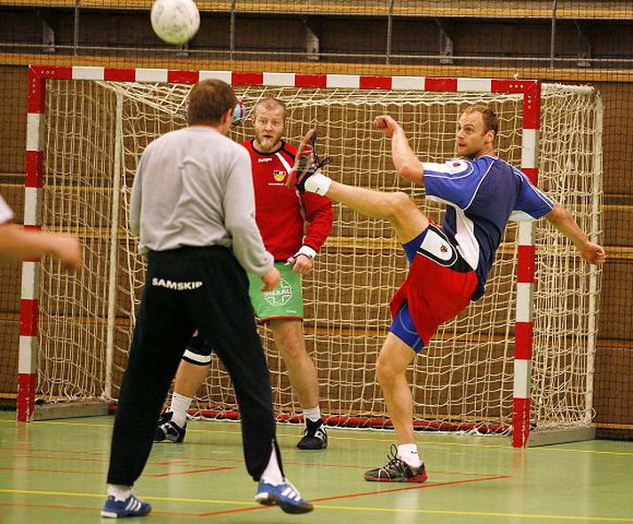 Þykir ótrúlega lunkinn í knattspyrnu og útilokar ekkert að taka fram takkaskóna þegar handknattleiksferlinum lýkur