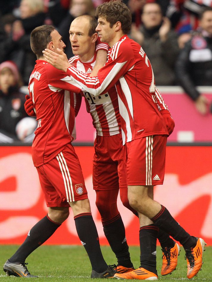 Arjen Robben og Franck Ribery fagna einu marka Bayern í gær með Thomas Muller.