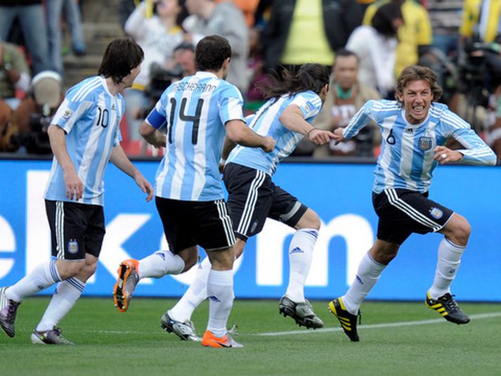 Gabriel Heinze fagnar hér sigurmarki sínu í leiknum.